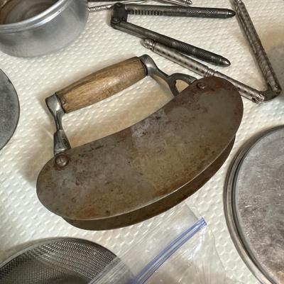 Lot 281 Assorted tin ware