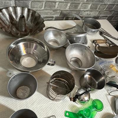 Lot 281 Assorted tin ware