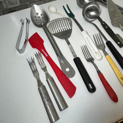 Lot 282 Assorted kitchen utensils