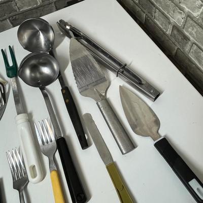 Lot 282 Assorted kitchen utensils