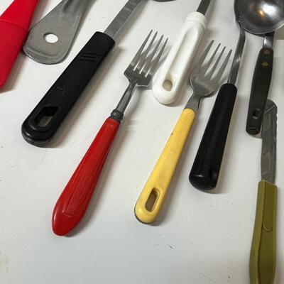 Lot 282 Assorted kitchen utensils