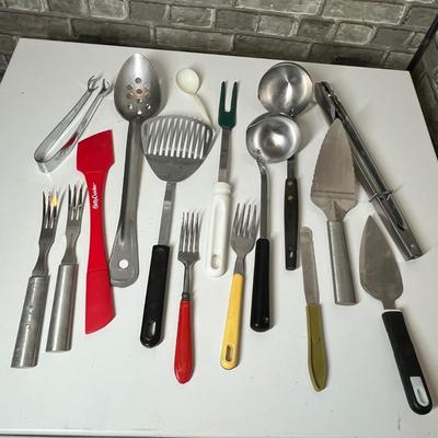 Lot 282 Assorted kitchen utensils