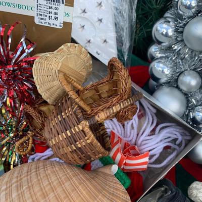 Large Christmas Wreath Decor Gift Bags Lot