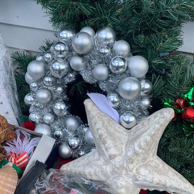 Large Christmas Wreath Decor Gift Bags Lot
