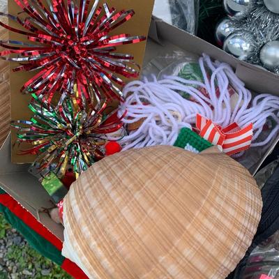 Large Christmas Wreath Decor Gift Bags Lot