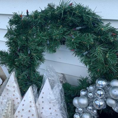 Large Christmas Wreath Decor Gift Bags Lot
