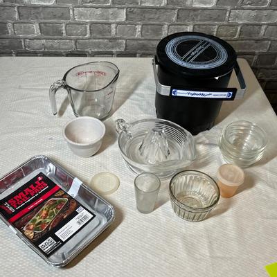 Lot 289 Kitchen items lot