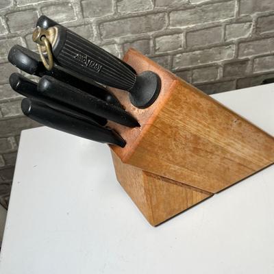 Lot 290 Knife set w/ holder