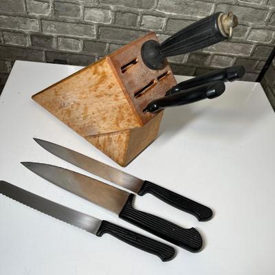 Lot 290 Knife set w/ holder