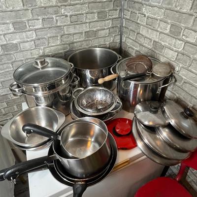 Lot 296 Huge lot of cookware