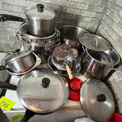 Lot 296 Huge lot of cookware