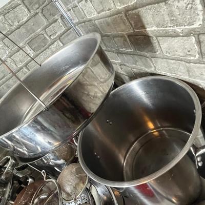 Lot 296 Huge lot of cookware