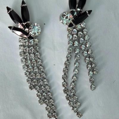 (2) Earrings Lot