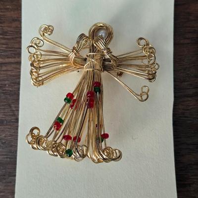 (2) Brooches Lot
