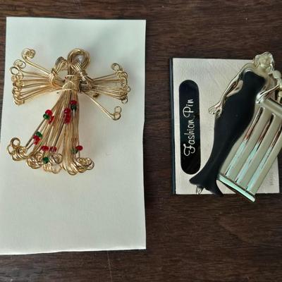 (2) Brooches Lot