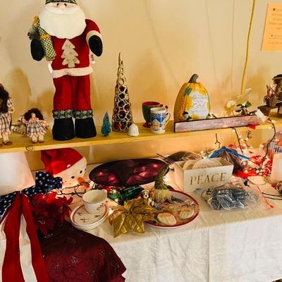 Lot 10: Holiday Selection