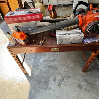 GARAGE 2 TABLE LOT