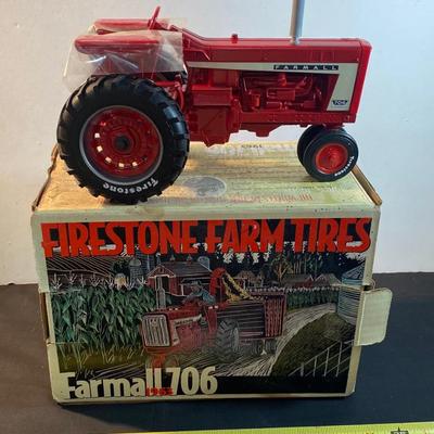1963 Farmall 706 1:16 Diecast Tractor