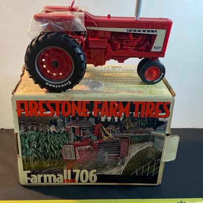 1963 Farmall 706 1:16 Diecast Tractor