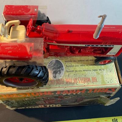 1963 Farmall 706 1:16 Diecast Tractor