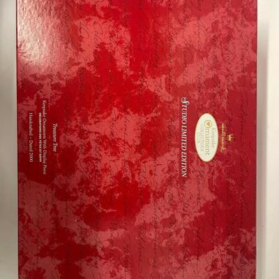 Hallmark 2000 Ornament collectors Club Treasure Tree, Base & Ornaments Only