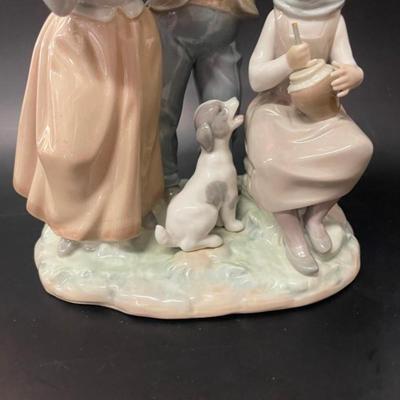 Lladro Christmas Carols Porcelain Figurine