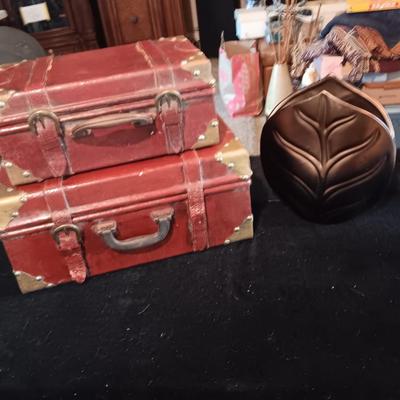 2 DECORATIVE BOXES AND A VASE