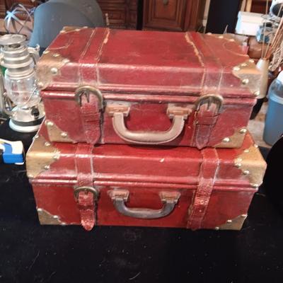 2 DECORATIVE BOXES AND A VASE