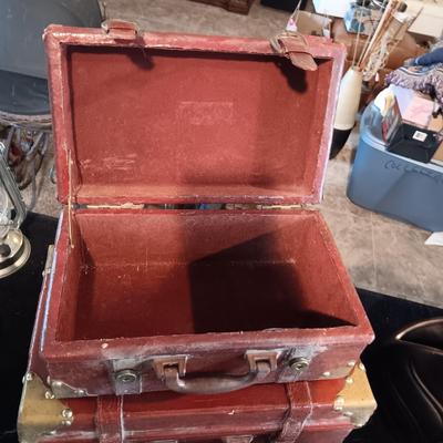 2 DECORATIVE BOXES AND A VASE