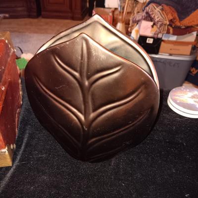2 DECORATIVE BOXES AND A VASE