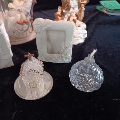 HOUSE OF LLOYD MUSIC BOX AND AN ASSORTMENT OF KNICK KNACKS