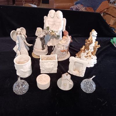 HOUSE OF LLOYD MUSIC BOX AND AN ASSORTMENT OF KNICK KNACKS