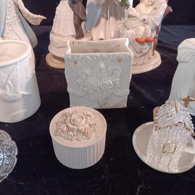 HOUSE OF LLOYD MUSIC BOX AND AN ASSORTMENT OF KNICK KNACKS