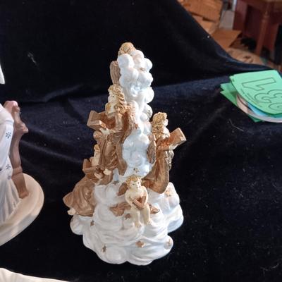HOUSE OF LLOYD MUSIC BOX AND AN ASSORTMENT OF KNICK KNACKS