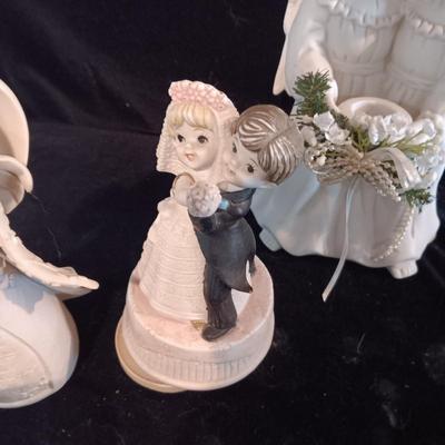 HOUSE OF LLOYD MUSIC BOX AND AN ASSORTMENT OF KNICK KNACKS