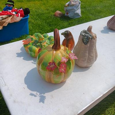 4 CERAMIC DECORATIVE GOURDS (1)