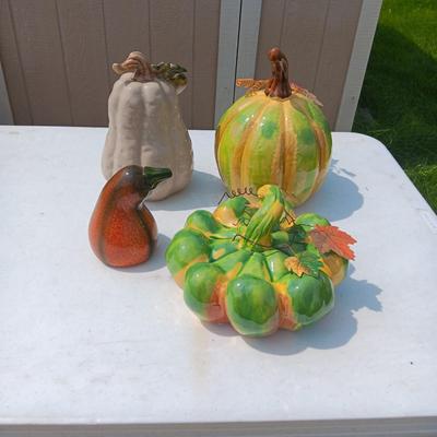 4 CERAMIC DECORATIVE GOURDS (1)