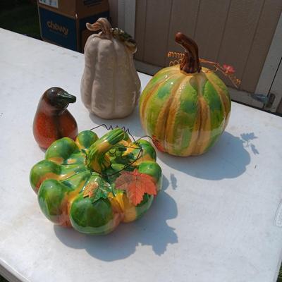 4 CERAMIC DECORATIVE GOURDS (1)