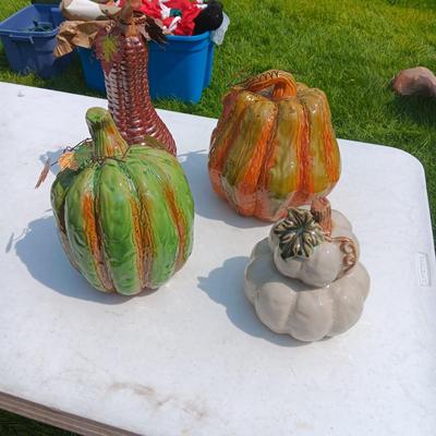 4 CERAMIC DECORATIVE GOURDS (2)