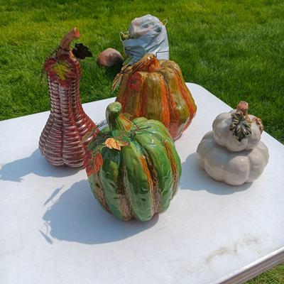 4 CERAMIC DECORATIVE GOURDS (2)