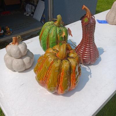 4 CERAMIC DECORATIVE GOURDS (2)
