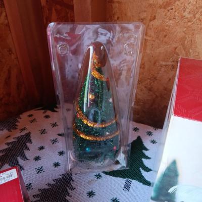 CHRISTMAS VILLAGE EXTRAS AND ACCESSORIES