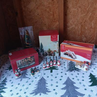 CHRISTMAS VILLAGE EXTRAS AND ACCESSORIES