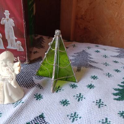 8 PC WHITE PORCELAIN LIGHT CHURCH PLUS CHRISTMAS VILLAGE EXTRAS