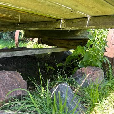 ANTIQUE WOODEN WAGON WITH IRON WHEELS
