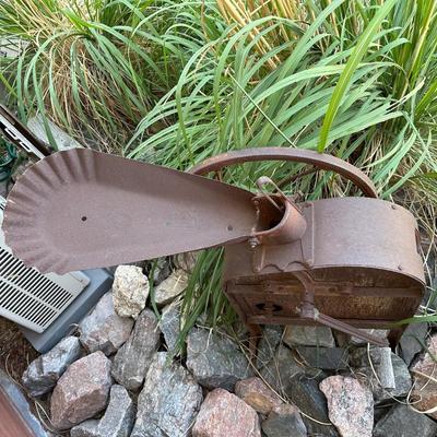 ANTIQUE HAND CRANK DEERING CORN SHELLER