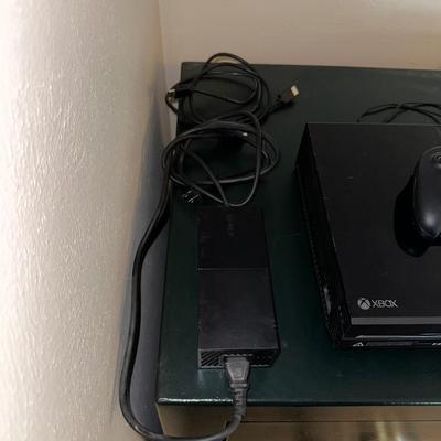 XBOX ONE CONSOLE W/2 WIRELESS AND 2 WIRED CONTROLS