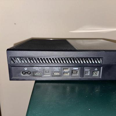 XBOX ONE CONSOLE W/2 WIRELESS AND 2 WIRED CONTROLS
