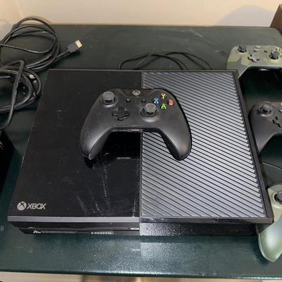 XBOX ONE CONSOLE W/2 WIRELESS AND 2 WIRED CONTROLS