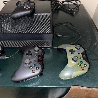 XBOX ONE CONSOLE W/2 WIRELESS AND 2 WIRED CONTROLS